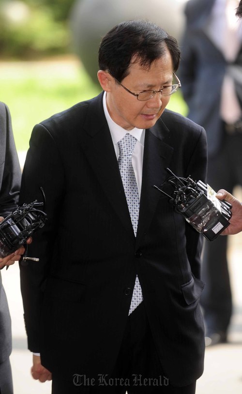 검찰이 박찬구 금호석유화학 회장을 수백억원대의 비자금을 조성한 혐의로 소환한 가운데 3일 오전 박회장이 굳은표정으로 서울남부지검으로 들어서고 있다. 박해묵 기자/mook@heraldm.com
Kumho Petrochemical Chairman Park Chan-koo