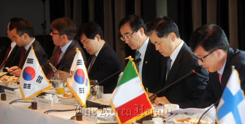 관세청은 3일 오전 서울 신라호텔에서 통상교섭본부, 기획재정부, 무역협정 국내대책본부와 공동으로 주한 EU회원국 대사들과 조찬 간담회를 가졌다. 이날 간담회에서는 7월1일로 예정된 한 EU FTA 발효에 대비해 관세청의 FTA 준비 현황과 원산지세탁 방지, 지식재산권 보호 대책 등 주요현안을 설명하고 협력방안을 모색했다.<br />김명섭 기자 msiron@
Korea Customs Service commissioner Yoon Young-sun (third from right) and Deputy Minister for FTA Choi Seok-young (right) talk about major issues of the Korea-EU FTA at a roundtable discussion with ambassadors of the EU in Seoul on Friday. Kim Myung-sub/ The Korea Herald