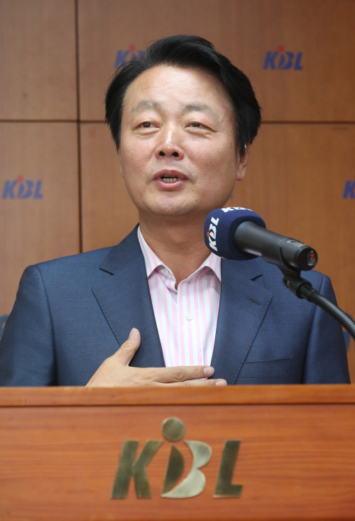 <YONHAP PHOTO-0881> 한선교 신임총재 '본부석이 아닌 관중석에서 관람하겠습니다' (서울=연합뉴스) 김주성 기자 = KBL 신임총재로 선출된 한선교 한나라당 의원이 3일 오전 강남구 논현동 KBL센터에서 기자회견을 갖고 KBL 수장으로서 각오를 밝히고 있다. 2011.6.3 utzza@yna.co.kr/2011-06-03 11:21:52/ <저작권자 ⓒ 1980-2011 ㈜연합뉴스. 무단 전재 재배포 금지.>
Rep. Han Sun-kyo of the Grand National Party.  Yonhap News