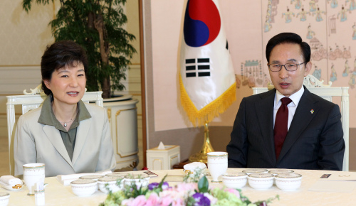 <YONHAP PHOTO-1006> 李대통령-박근혜 오찬회동 (서울=연합뉴스) 김병만 기자 = 이명박 대통령이 3일 낮 청와대에서 박근혜 전 한나라당 대표와 오찬 회동을 하며 이야기를 나누고 있다. 2011.6.3 kimb01@yna.co.kr/2011-06-03 12:20:20/ <저작권자 ⓒ 1980-2011 ㈜연합뉴스. 무단 전재 재배포 금지.>
President Lee Myung-bak talks with Park Geun-hye, former chairwoman of the ruling Grand National Party, over lunch at the presidential office Cheong Wa Dae on Friday. Yonhap News