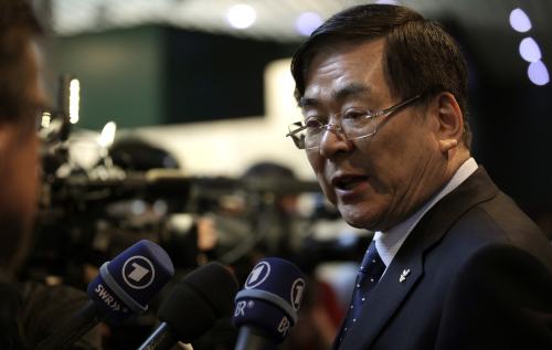 <YONHAP PHOTO-3363> Yang-ho Cho, PyeongChang 2018 Winter Olympic bid Chairman delivers a statement after their presentation to the International Olympic Committee members at the Olympic Museum in Lausanne May 18, 2011. The purpose of the briefing is to permit the 2018 candidate cities - Munich (Germany), Annecy (France) and PyeongChang (South Korea) - to inform all IOC members about the technical aspects of their candidatures and to give them an opportunity to put questions before the IOC Session on July 6, 2011 in Durban, South Africa, where the host city will be elected. REUTERS/Denis Balibouse (SWITZERLAND - Tags: SPORT OLYMPICS)/2011-05-18 23:03:37/ <저작권자 ⓒ 1980-2011 ㈜연합뉴스. 무단 전재 재배포 금지.>