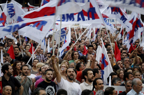 <YONHAP PHOTO-0648> Protesters from a communist-backed union wave flags during an anti-austerity protest in central Athens, that several thousands people took part in on Friday, June 3, 2011. Greece is poised to receive the next installment of its bailout facility, and will likely get further rescue loans to prevent it from defaulting on its massive debts, European officials said Friday.(AP Photo/Petros Giannakouris)/2011-06-04 10:42:07/ <저작권자 ⓒ 1980-2011 ㈜연합뉴스. 무단 전재 재배포 금지.>
Protesters from a communist-backed union wave flags during an anti-austerity protest in central Athens on Friday.  AP-Yonhap News
Protesters from a communist-backed union wave flags during an anti-austerity protest in central Athens on Friday.  AP-Yonhap News