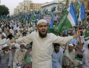 A supporter of the Pakistani religious party Jamaat-e-Islami reacts during a rally against drone attacks, in Karachi, Pakistan, Saturday. (AP-Yonhap News)