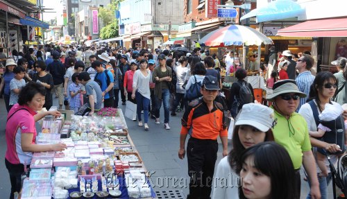 인사동 노점상.<br />이상섭 기자 babtong@heraldm.com 2011.06.05
The main street of Insa-dong bustles with street vendors, shoppers and tourists Sunday. Lee Sang-sub/The Korea Herald