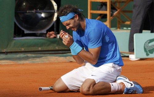 Spain's Rafael Nadal reacts after defeating Switzerland's Roger Federer during the men's final match for the French Open tennis tournament at the Roland Garros stadium, Sunday, June 5, 2011, in Paris. (AP-Yonhap News)