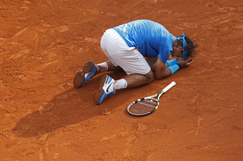 Rafael Nadal of Spain celebrates defeating Roger Federer of Switzerland in four sets, 7-5, 7-6, 5-7, 6-1, in the men's final of the French Open tennis tournament in Roland Garros stadium in Paris, Sunday June 5, 2011. (AP-Yonhap News)