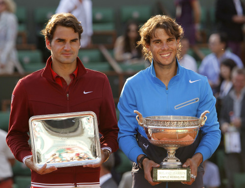 pain's Rafael Nadal, right, and Switzerland's Roger Federer pose with their trophies after the men's final match for the French Open tennis tournament at the Roland Garros stadium, Sunday, June 5, 2011, in Paris. (AP-Yonhap News)