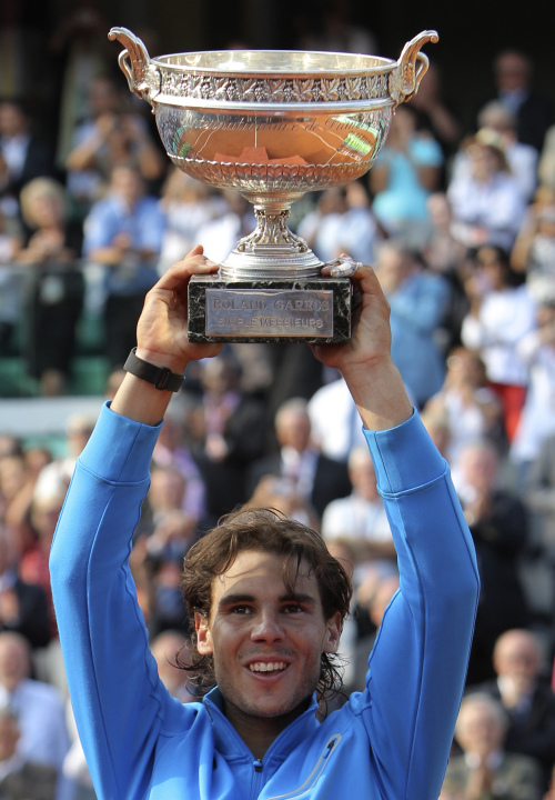 Spain's Rafael Nadal holds the cup after defeating Switzerland's Roger Federer in the men's final match for the French Open tennis tournament at the Roland Garros stadium, Sunday, June 5, 2011, in Paris. (AP-Yonhap News)