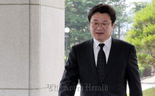 국회의 중수부 수사기능 폐지 합의로 정치권과 검찰이 충돌 양상을 보이는 가운데 김준규 검찰총장이 긴급간부회의에 참석하기 위해 6일 오전 서울 서초구 서초동 대검찰청으로 들어서고 있다./ 안훈기자 rosedale@ 2011.06.06
Prosecutor General Kim Joon-gyu
