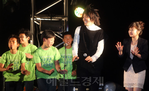 김장훈 가수/_20110605221756_YON_28148 / 김장훈, 최악의 컨디션 속에서도 연평도서 ‘연평 아리랑’ 개최