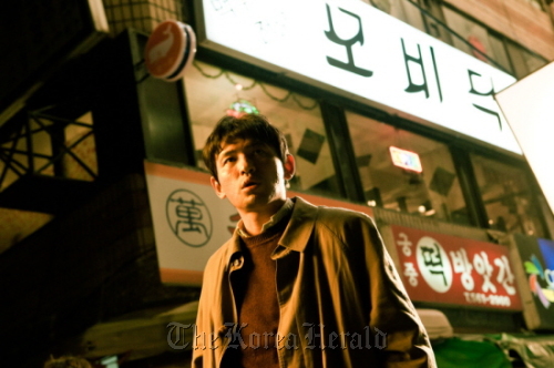 Actor Hwang Jung-min stars as a veteran journalist in director Park In-je’s conspiracy flick “Moby Dick.”  Showbox and Mediaplex Inc.