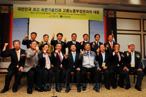 김영모 대한민국명장회회장, 이채필장관(가운데),현수 전국마이스터고협의회회장 / 이채필 고용부 장관, “스펙보다 실력이 존중받는 사회 만들겠다”