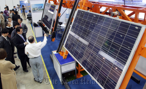 Visitors look at a solar power system at an international fair on smart-grids at COEX in southern Seoul on May 18.  Yonhap News
Visitors look at a solar power system at an international fair on smart-grids at COEX in southern Seoul on May 18.  Yonhap News