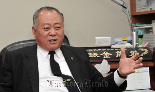 고엽제 전우회 사무총장 김성욱.<br />정희조 기자/checho@heraldm.com 110603
Kim Sung-wook, secretary general of the Korean Disabled Veterans’ Association for Agent Orange, explains his participation in the Vietnam War on Monday.  Chung Hee-cho/ The Korea Herald