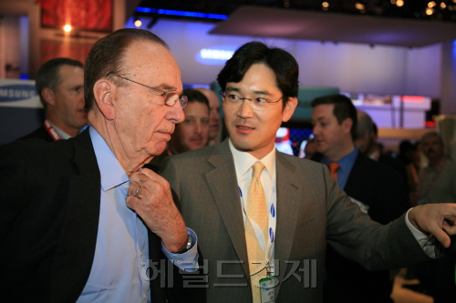 <YONHAP PHOTO-0453> 설명듣고 있는 루퍼드 머독<br />    (라스베이거스=연합뉴스)  10일 오전(한국시간) 미국 라스베이거스 컨벤션센터에서 개막된 'CES 2007' 전시장을 찾은 미디어 황제 루퍼드 머독에게 삼성전자 이재용 상무가 삼성전자가 새로운 표준으로 제안한 A-VSB 기술에 대해 설명하고 있다.<br /><<삼성전자 제공>/2007-01-10 09:25:03/<br /><저작권자 ⓒ 1980-2007 ㈜연합뉴스. 무단 전재 재배포 금지.>
<YONHAP PHOTO-0453> 설명듣고 있는 루퍼드 머독
(라스베이거스=연합뉴스)  10일 오전(한국시간) 미국 라스베이거스 컨벤션센터에서 개막된 'CES 2007' 전시장을 찾은 미디어 황제 루퍼드 머독에게 삼성전자 이재용 상무가 삼성전자가 새로운 표준으로 제안한 A-VSB 기술에 대해 설명하고 있다.
<<삼성전자 제공>/2007-01-10 09:25:03/
<저작권자 ⓒ 1980-2007 ㈜연합뉴스. 무단 전재 재배포 금지.>