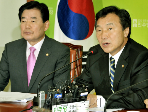 손학규 민주당 대표가 이례적으로 7일 오전 국회에서 열린 원내대책회의에 참석하여 모두발언을 하고 있다.양동출dcyang@heraldm.com/110607/