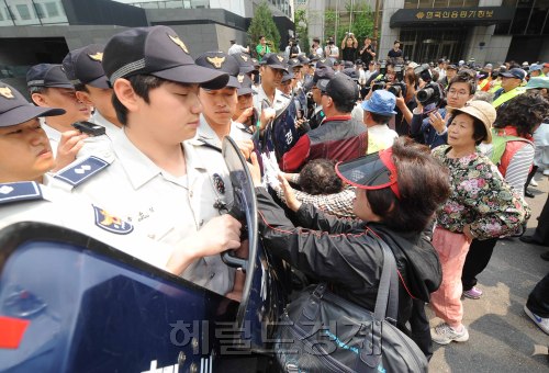 7일 오전 여의도 국회 정문 인근에서 부산저축은행 비상대책위원회 정치권의 대검 중수부 폐지반대 및 수사지지 상경 집회를 가졌다. 비대위는 부산저축은행과 관련한 비리가 연일 계속 드러나는 시점에서 중수부를 폐지하는 것은 저축은행 수사를 방해하겠다는 의도라고 주장하고 있다. 이상섭 기자 babtong@heraldm.com 2011.06.07
7일 오전 여의도 국회 정문 인근에서 부산저축은행 비상대책위원회 정치권의 대검 중수부 폐지반대 및 수사지지 상경 집회를 가졌다. 비대위는 부산저축은행과 관련한 비리가 연일 계속 드러나는 시점에서 중수부를 폐지하는 것은 저축은행 수사를 방해하겠다는 의도라고 주장하고 있다. 이상섭 기자 babtong@heraldm.com 2011.06.07
7일 오전 서울 여의도 국회 정문에서 부산저축은행 예금 피해자들로 구성된 비상대책위원회 회원들이 상경해 정치권의 대검 중수부 폐지 방안 반대 입장과 함께 중수부의 수사 지지 의사를 밝혔다. 비대위는 중수부를 폐지하는 것은 저축은행 수사를 방해하겠다는 의도라고 주장했다. 이상섭 기자/babtong@heraldm.com