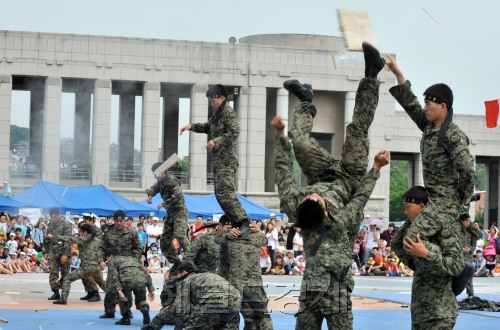 현충일인 6일, 서울 용산동 전쟁기념관을 찾은 시민들이 특전사 특공무술시범을 보며 즐거워하고 있다./정희조 기자 checho@ 2011.06.06
현충일인 6일, 서울 용산동 전쟁기념관을 찾은 시민들이 특전사 특공무술시범을 보며 즐거워하고 있다./정희조 기자 checho@ 2011.06.06
특전사의 화려한 특공무술