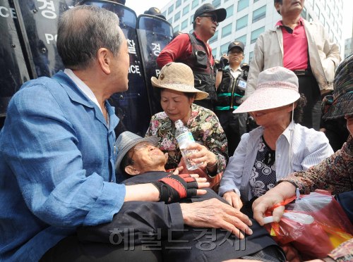 7일 오전 여의도 국회 정문 인근에서 부산저축은행 비상대책위원회 정치권의 대검 중수부 토토사이트 토토카페 및 수사지지 상경 집회를 가졌다. 비대위는 부산저축은행과 관련한 비리가 연일 계속 드러나는 시점에서 중수부를 폐지하는 것은 저축은행 수사를 방해하겠다는 의도라고 주장하고 있다. 한 할아버지가 쓰러져 물을 마시고 있다.상섭 기자 babtong@heraldm.com 2011.06.07
7일 오전 여의도 국회 정문 인근에서 부산저축은행 비상대책위원회 정치권의 대검 중수부 토토사이트 토토카페 및 수사지지 상경 집회를 가졌다. 비대위는 부산저축은행과 관련한 비리가 연일 계속 드러나는 시점에서 중수부를 폐지하는 것은 저축은행 수사를 방해하겠다는 의도라고 주장하고 있다. 한 할아버지가 쓰러져 물을 마시고 있다.상섭 기자 babtong@heraldm.com 2011.06.07