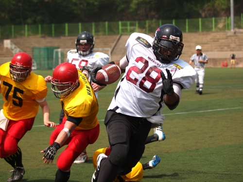 Seoul Warrior Larrick Johnson (28) breaks through the Hanyang University defense
Seoul Warrior Larrick Johnson breaks through the Hanyang University defense.  Ben Min