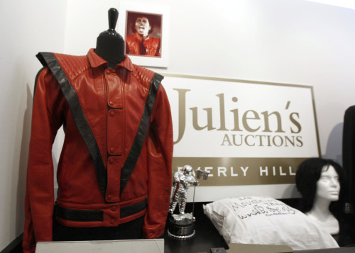 <YONHAP PHOTO-1828> In this May 26, 2011 photo, auction items that belonged to Michael Jackson are displayed at Julien's Auctions in Beverly Hills, Calif. Items are among the memorabilia available for auction on June 25 and June 26, 2011, at Julien's Auctions. (AP Photo/Matt Sayles)/2011-06-06 21:47:35/ <저작권자 ⓒ 1980-2011 ㈜연합뉴스. 무단 전재 재배포 금지.>
Auction items that belonged to Michael Jackson are displayed at Julien’s Auctions in Beverly Hills, California on May 26.  AP-Yonhap News