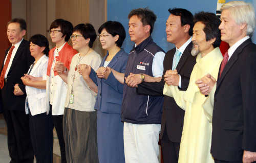 <YONHAP PHOTO-0779> 진보대통합 기자회견 (서울=연합뉴스) 임헌정 기자 = 1일 국회 정론관에서 열린 '새 진보정당 건설 연석회의 최종합의' 기자회견에서 민주노동당 이정희 대표, 민주노총 김영훈 위원장, 진보신당 조승수 대표, 민노당 강기갑 의원 등 참석자들이 손을 맞잡고 취재진을 향해 포즈를 취하고 있다. 2011.6.1 kane@yna.co.kr/2011-06-01 10:26:23/ <저작권자 ⓒ 1980-2011 ㈜연합뉴스. 무단 전재 재배포 금지.>
Representatives from the Democratic Labor Party, the New Progressive Party and civic groups hold a news conference in Seoul last Wednesday after agreeing on the framework for creating a new party. Yonhap News