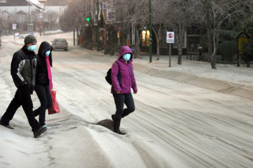 <YONHAP PHOTO-1501> (110607) --BUENOS AIRES, June 7, 2011 (Xinhua) -- Local residents walk on an ash-covered street in Bariloche, Rio Negro Province, Argentina, June 6, 2011. A volcano dormant for decades erupted in south-central Chile on Saturday, belching an ash cloud more than 6 miles (10 km) high that blew over the Andes and carpeted a large area in neighboring Argentina. (Xinhua) (dyw)/2011-06-07 11:47:47/ <저작권자 ⓒ 1980-2011 ㈜연합뉴스. 무단 전재 재배포 금지.>
Local residents walk on an ash-covered street in Bariloche, Rio Negro Province, Argentina on Monday.   Xinhua-Yonhap New
Local residents walk on an ash-covered street in Bariloche, Rio Negro Province, Argentina on Monday.   Xinhua-Yonhap New
