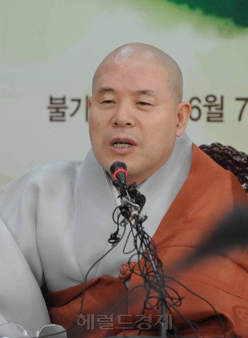 7일 오후 대한불교 조계종 한국불교역사문화기념관에서 조계종 총무원장 자승스님이  정부에대한 담화문 발표 기자회견을 가졌다. <br />이상섭 기자 babtong@heraldm.com 2011.06.07
7일 오후 대한불교 조계종 한국불교역사문화기념관에서 조계종 총무원장 자승스님이  정부에대한 담화문 발표 기자회견을 가졌다.
이상섭 기자 babtong@heraldm.com 2011.06.07