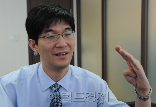 권석철 대표이사 인터뷰.
이상섭 기자 babtong@heraldm.com 2011.06.03
권석철 대표이사 인터뷰.<br />이상섭 기자 babtong@heraldm.com 2011.06.03