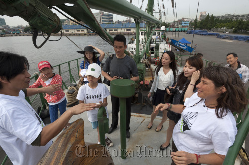 Citizens tour “Rainbow Warrior,” the world’s first Greenpeace environmental campaign ship that docked at Incheon Port on Saturday to mark the opening of the group’s first Seoul office.  Greenpeace