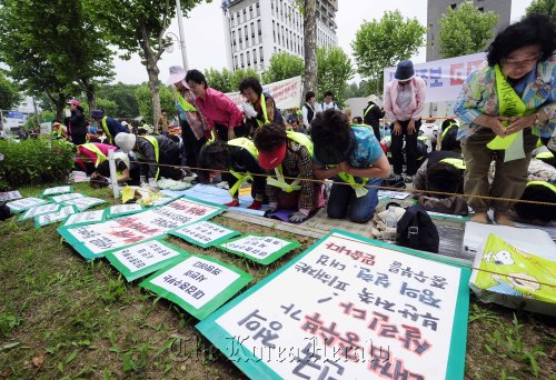 부산상호저축은행은 피해자로 구성된 부산상호저축은행 피해자 비상대책위원회가 7일 오후 서울 서초동 대검찰청 앞에서 대검 중수부의 폐지를 반대하며 108배를 하는 등 집회를 가지고 있다. 박해묵 기자/mook@heraldm.com