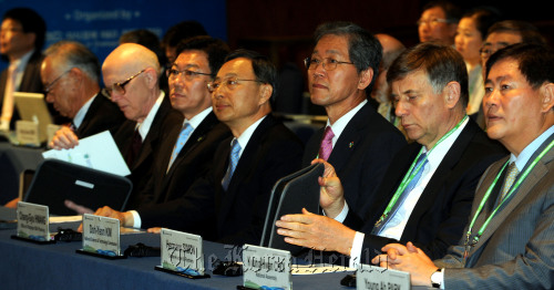 International scholars and experts attend the Global R&D Forum, which is sponsored by the Ministry of Knowledge Economy in Seoul on Tuesday.       Park Hyun-koo/The Korea Herald