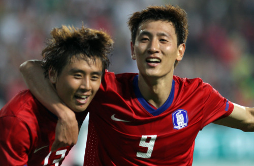 Ji Dong-won (right) congratulates Koo Ja-cheol after he scored the winning goal against Ghana in Jeonju on Tuesday (Yonhap News)