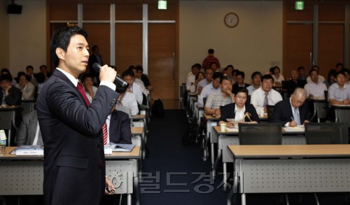 대한상공회의소(회장 손경식)가 7일 서울 남대문로 상의회관에서 ‘인도 진출을 위한 필수 법률 및 조세제도 세미나’를 개최한 가운데 곽장운 법무법인 율촌 미국변호사가 이와 관련한 주제 발표를 하고 있다.