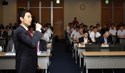 대한상공회의소(회장 손경식)가 7일 서울 남대문로 상의회관에서 ‘인도 진출을 위한 필수 법률 및 조세제도 세미나’를 개최한 가운데 곽장운 법무법인 율촌 미국변호사가 이와 관련한 주제 발표를 하고 있다.