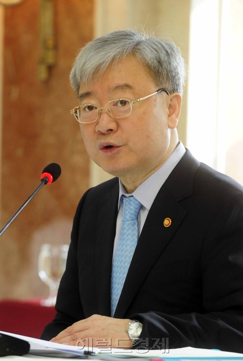 김석동 금융위원장이 8일 오전 서울 여의도 렉싱턴호텔에서 열린 제13차 금융중심지 추진위원회에서 모두발언을 하고 있다.  박해묵 기자/mook@heraldm.com