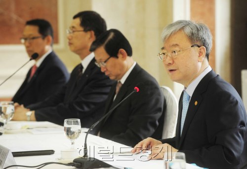 김석동 금융위원장이 8일 오전 서울 여의도 렉싱턴호텔에서 열린 제13차 금융중심지 추진위원회에서 모두발언을 하고 있다.  박해묵 기자/mook@heraldm.com
김석동 금융위원장이 8일 오전 서울 여의도 렉싱턴호텔에서 열린 제13차 금융중심지 추진위원회에서 모두발언을 하고 있다.  박해묵 기자/mook@heraldm.com
김석동(맨 오른쪽) 금융위원회 위원장은 8일 오전 서울 여의도 렉싱턴호텔에서 제 13차 금융중심지추진위원회를 개최해 금융중심지 조성을 위한 자본시장제도 개선방안과 금융중심지 추진 상황 및 계획 등에 대해 논의했다. 이번 회의에는 신동규 은행연합회장과 황건호 금융투자협회장을 비롯한 금융업계  관계자들이 참석했다. 박해묵 기자/mook@