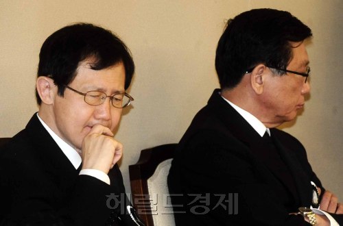 13일 고 박인천 금호아시아나 창업회장의 부인인 이순정 여사의 장례 이틀째 조문이 시작된 가운데 박삼구 금호아시아나그룹 명예회장과 박찬구 금호 석유화학회장이 장례식장에서 조문객을 맞이 하고 있다. 박해묵 기자 mook@heraldm.com
지난해 모친 장례장식에서 어색한 모습의 박삼구<오른쪽>, 박찬구 회장 형제.