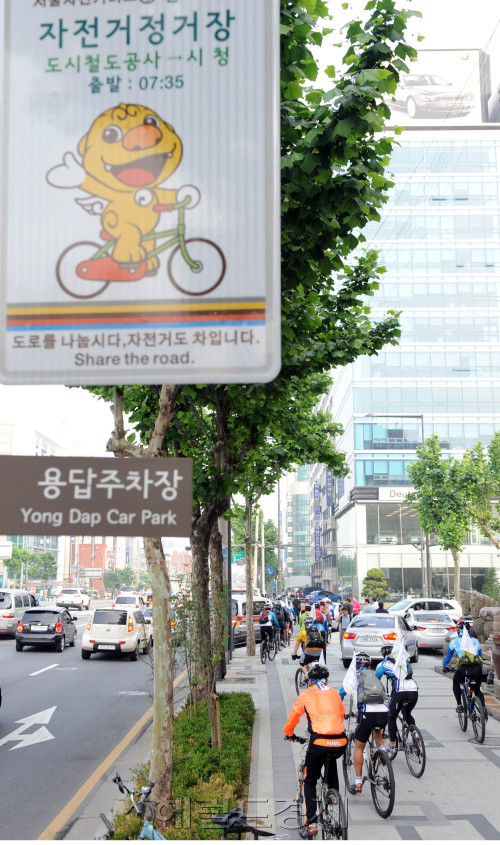 서울시는 8일 오전 10~15명이 그룹을 지어 보도옆 한 개 차로를 이용해 자전거를 타고 출근하는  ‘서울 자전거버스’를 시범운행했다. 이전 시범구간은 천호대로 어린이대공원 후문 앞을 출발, 서울시청에 도착하는 12.44㎞ 노선이다.<br />김명섭 기자 msiron@
서울시는 8일 오전 10~15명이 그룹을 지어 보도옆 한 개 차로를 이용해 자전거를 타고 출근하는  ‘서울 자전거버스’를 시범운행했다. 이전 시범구간은 천호대로 어린이대공원 후문 앞을 출발, 서울시청에 도착하는 12.44㎞ 노선이다.
김명섭 기자 msiron@
서울시는 8일 오전 10~15명이 그룹을 지어 보도옆 한 개 차로를 이용해 자전거를 타고 출근하는  ‘서울 자전거버스’를 시범운행했다. 이전 시범구간은 천호대로 어린이대공원 후문 앞을 출발, 서울시청에 도착하는 12.44㎞ 노선이다.
김명섭 기자 msiron@