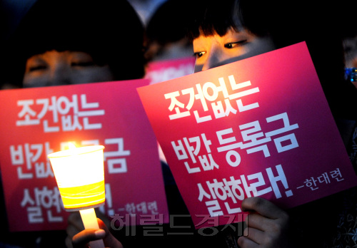 전국모먼트 토토사이트네트워크와 한국대학생연합 500여명이 7일 오후 청계광장 옆에서 촛불집회를 열고 반값 모먼트 토토사이트 시행을 촉구하고 있다. 박현구 기자phko@heraldm.com 2011.06.07