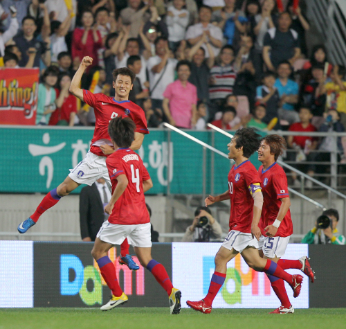 <YONHAP PHOTO-2598> 한국 지동원 주먹 세레모니 (전주=연합뉴스) 최영수 기자 = 7일 전주월드컵경기장에서 벌어진 축구 국가대표팀과 가나의 평가전. 한국 지동원(9번)이 첫 골을 넣고 기뻐하고 있다 . 2011.6.7 kan@yna.co.kr/2011-06-07 20:46:02/ <저작권자 ⓒ 1980-2011 ㈜연합뉴스. 무단 전재 재배포 금지.>
Korea’s Ji Dong-won (top) celebrates his goal against Ghana.   Yonhap News