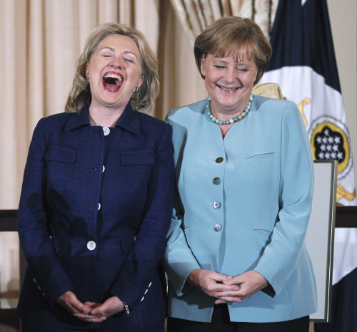 <YONHAP PHOTO-0244> Secretary of State Hillary Rodham Clinton and German Chancellor Angela Merkel laugh during a State Luncheon in honor of the German chancellor, Tuesday, June 7, 2011, at the State Department in Washington. (AP Photo/Manuel Balce Ceneta)/2011-06-08 05:51:21/ <저작권자 ⓒ 1980-2011 ㈜연합뉴스. 무단 전재 재배포 금지.>
Secretary of State Hillary Rodham Clinton (left) and German Chancellor Angela Merkel laugh during a State Luncheon in honor of the German chancellor at the State Department in Washington on Tuesday. AP-Yonhap News