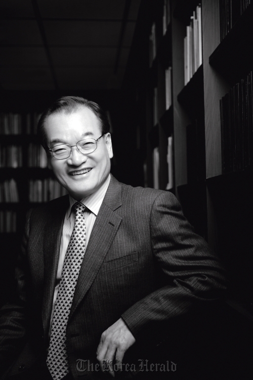 Yoon Young-dal, CEO of Crown-Haitai Working P Company윤영달 크라운-해태제과 회장/ Crown-Haitai CEO Yoon Young-dal wins Montblanc de la Culture Arts Patronage Award