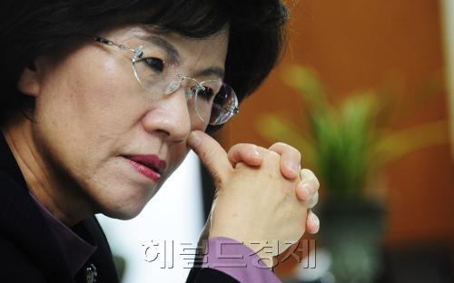 진수희 보건복지부 장관이 26일 오후 서울 계동 보건복지부청사 장관실에서 본지 코리아헤럴드와 인터뷰를 가지고 있다. 박해묵 기자/mook@heraldm.com