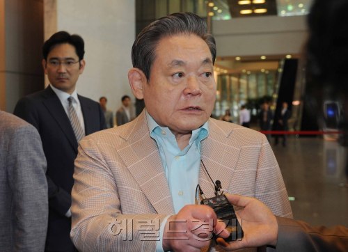 9일 오전 토토사이트 잘못환전 삼성전자 회장이 서초동 삼성사옥으로 출근을 하고 있다. 삼성 테크윈의 비리에 격노한 토토사이트 잘못환전 회장은 로비에서 만난 기자들과의 간단한 인터뷰에서 가장 나쁜것은 부하를 시켜 부정하는것이라고 말했다. <br alt=
