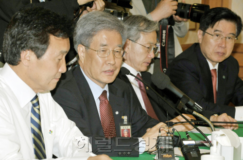 반값토토사이트 지분 문제의 해법을 논의하기 위헤 9일 오전 국회에서 열린 민주당과 대학총장단과의 조찬간담회에서 김영길 대교협회장(한동대 총장)이 모두발언을 하고 있다.양동출dcyang@heraldm.com/110609/
반값토토사이트 지분 문제의 해법을 논의하기 위헤 9일 오전 국회에서 열린 민주당과 대학총장단과의 조찬간담회에서 김영길 대교협회장(한동대 총장)이 모두발언을 하고 있다.양동출dcyang@heraldm.com/110609/
‘반값 토토사이트 지분’ 문제의 해법을 논의하기 위해 9일 오전 국회에서 열린 민주당-대학총장단 조찬간담회에서 김영길 대교협회장(한동대 총장)이 하는 말을 손학규(왼쪽) 민주당 대표가 경청하고 있다. 양동출 기자/dcyang@heraldm.com