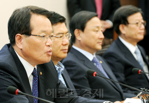 9일 오전 한나라당 여의도 당사에서 열린 비상대책위원회의에서 정의화 위원장이 모두발언을 하고 있다.양동출dcyang@heraldm.com/110609/
9일 오전 한나라당 여의도 당사에서 열린 비상대책위원회의에서 정의화 위원장이 모두발언을 하고 있다.양동출dcyang@heraldm.com/110609/