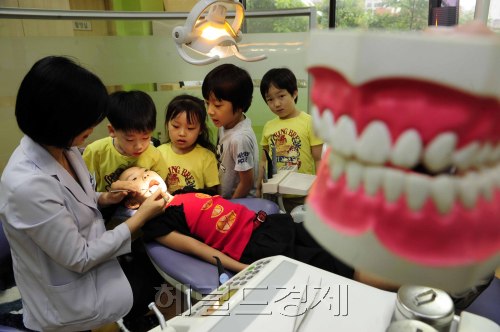 제66회 '치아의 날'을 맞은9일 오전 서울 송파구는 송파보건소와 보건지소를 방문하는 민원인들을 대상으로 ‘치아사랑 캠페인’도 진행하는 가운데 보건소를 찾은 어린이들이 무료구강검진을 받고 있다. 박해묵 기자/mook@heraldm.com
제66회 '치아의 날'을 맞은9일 오전 서울 송파구는 송파보건소와 보건지소를 방문하는 민원인들을 대상으로 ‘치아사랑 캠페인’도 진행하는 가운데 보건소를 찾은 어린이들이 무료구강검진을 받고 있다. 박해묵 기자/mook@heraldm.com
제66회 '치아의 날'을 맞은9일 오전 서울 송파구는 송파보건소와 보건지소를 방문하는 민원인들을 대상으로 ‘치아사랑 캠페인’도 진행하는 가운데 보건소를 찾은 어린이들이 무료구강검진을 받고 있다. 박해묵 기자/mook@heraldm.com
