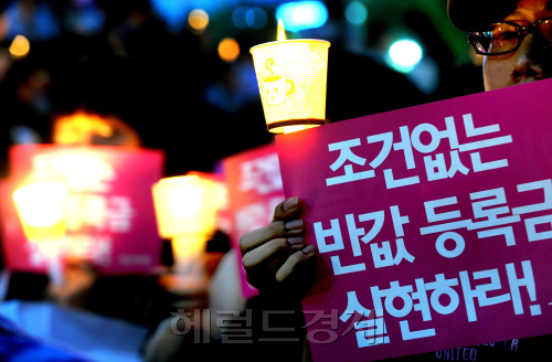 전국토토사이트 토토나라네트워크와 한국대학생연합 500여명이 7일 오후 청계광장 옆에서 촛불집회를 열고 반값 토토사이트 토토나라 시행을 촉구하고 있다. 박현구 기자phko@heraldm.com 2011.06.07