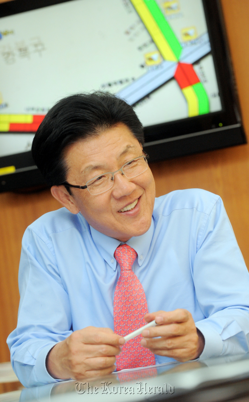 이준호 서울시 교통방송 본부장 인터뷰./ 안훈기자 rosedale@ 2011.06.07
Lee Joon-ho, president of the Traffic Broadcasting System, speaks during an interview with The Korea Herald at the broadcaster’s headquarters.  Ahn Hoon/The Korea Herald